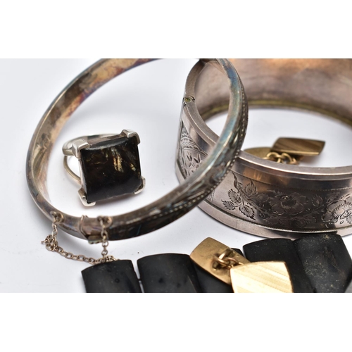 90 - AN ASSORTMENT OF SILVER AND WHITE METAL JEWELLERY, a silver hinged bangle, hallmarked 'R J Crafts' B... 