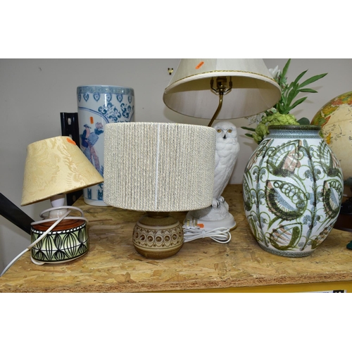 314 - A GROUP OF LAMPS AND STUDIO POTTERY, comprising a Jersey Pottery table lamp with a fine rope shade, ... 