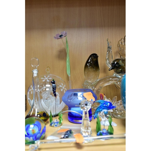 381 - A SMALL GROUP OF MODERN COLOURED AND CLEAR GLASSWARE, including a Mdina squat turquoise vase, etched... 