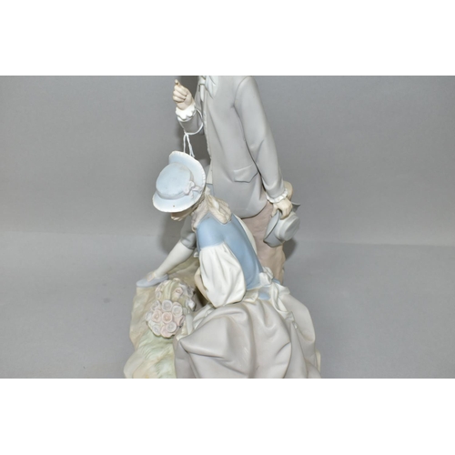 390 - A LLADRO COUPLE PASTORAL FIGURE GROUP, no 4669, matt finish, designed by Salvador Furió, in producti... 