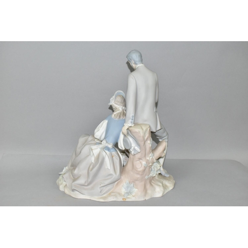 390 - A LLADRO COUPLE PASTORAL FIGURE GROUP, no 4669, matt finish, designed by Salvador Furió, in producti... 