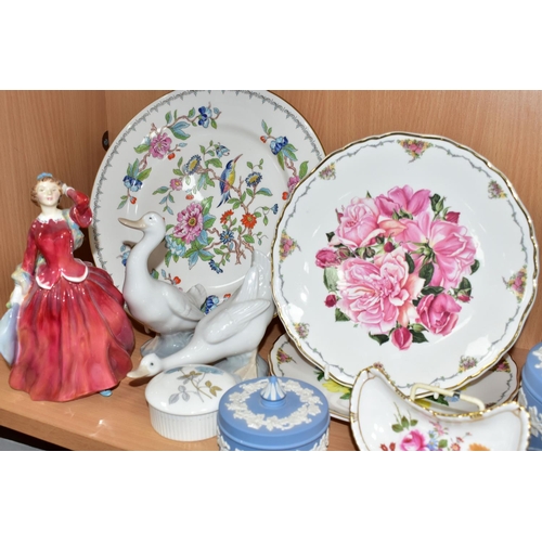 402 - A GROUP OF CERAMICS, to include a Royal Doulton Blithe Morning HN2065 figurine, two Nao ducks, seven... 