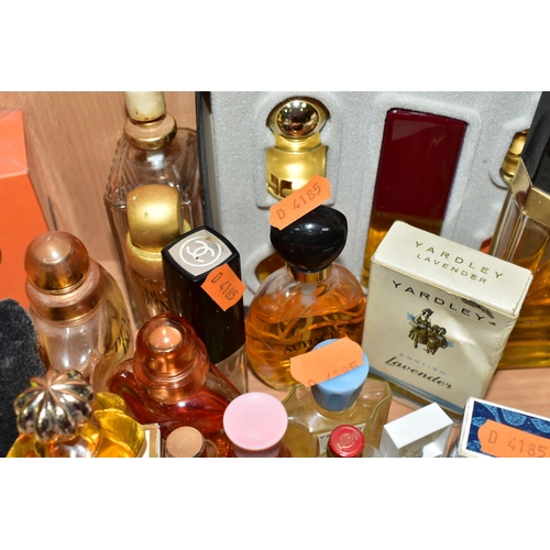 404 - A GROUP OF PERFUMES AND PERFUME BOTTLES, to include Eau de Parfum and Eau de Toilette, a miniature C... 