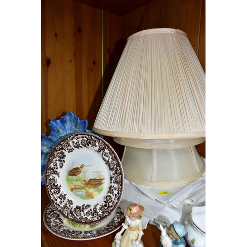 409 - A GROUP OF LAMPS, CERAMICS AND LINENS, to include three late twentieth century table lamps with shad... 