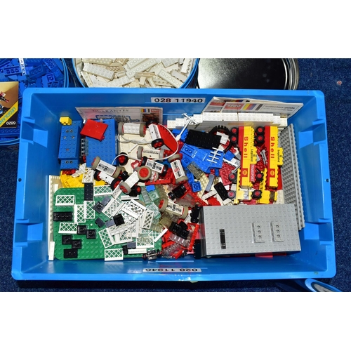 450 - TWO BOXES AND FOUR TINS OF EARLY LEGO, to include boxed 1960s/early 1970s Lego System set 700/5 and ... 