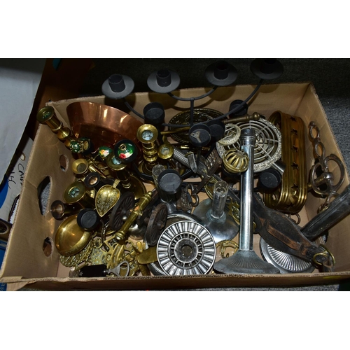 500 - THREE BOXES AND LOOSE METALWARES, SUNDRIES, TWO TABLE LAMPS, ETC, including table mats, brass and ot... 