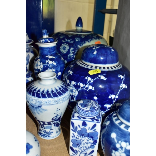 521 - A QUANTITY OF BLUE AND WHITE WILLOW PATTERN AND ORIENTAL STYLE CERAMICS, comprising a Portmeirion 'H... 