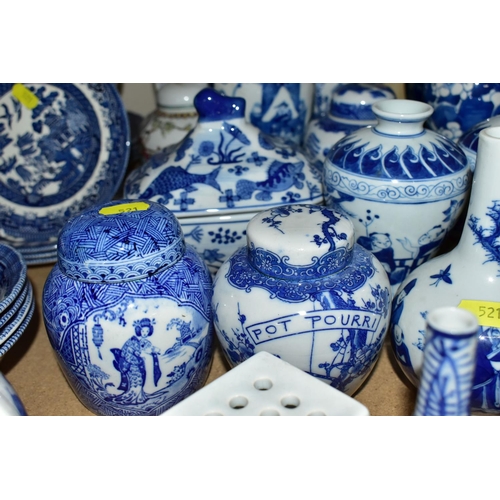 521 - A QUANTITY OF BLUE AND WHITE WILLOW PATTERN AND ORIENTAL STYLE CERAMICS, comprising a Portmeirion 'H... 