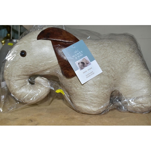 543 - FIVE HONEY & WILD/THE GARDEN FOUNDRY ANIMAL DOORSTOPS, all as new with original packaging and tags, ... 