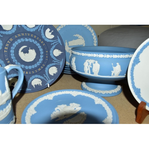 548 - A GROUP OF WEDGWOOD JASPERWARE, to include a limited edition Papal Collection loving cup, with certi... 