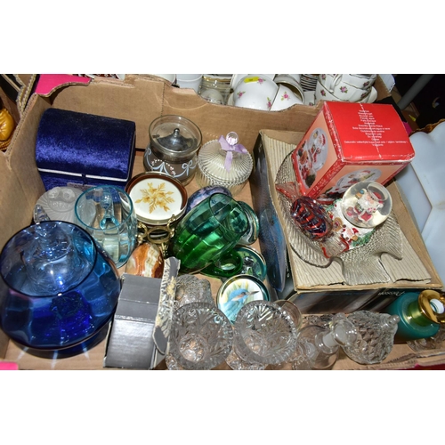 580 - FIVE BOXES AND LOOSE ASSORTED CERAMICS AND GLASS ETC, to include rose pattern tea wares, Alfred Meak... 