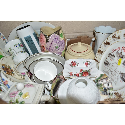 580 - FIVE BOXES AND LOOSE ASSORTED CERAMICS AND GLASS ETC, to include rose pattern tea wares, Alfred Meak... 