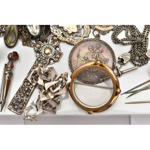 113 - A SELECTION OF SILVER AND WHITE METAL ITEMS OF JEWELLERY, to include an Edwardian silver Celtic cros... 