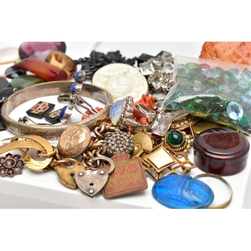 116 - A BAG OF SILVER JEWELLERY, LOOSE SEMI-PRECIOUS INSERTS AND OTHER ITEMS, to include a silver hinged b... 