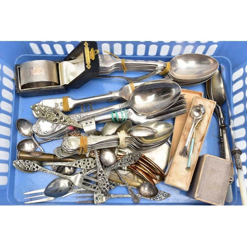 142 - AN ASSORTMENT OF SILVER AND WHITE METAL TABLEWARE, to include a boxed silver napkin ring, engine tur... 