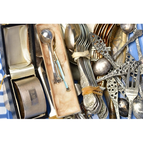 142 - AN ASSORTMENT OF SILVER AND WHITE METAL TABLEWARE, to include a boxed silver napkin ring, engine tur... 