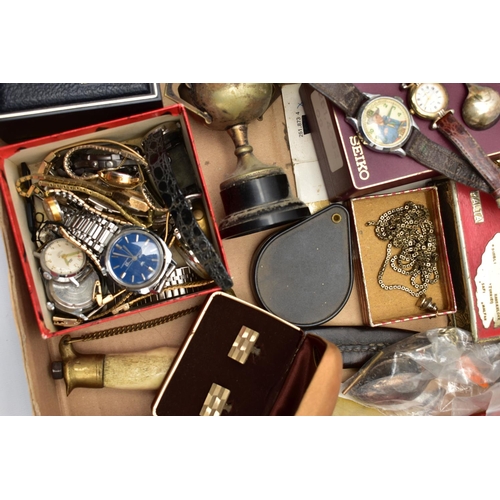 149 - AN ASSORTMENT OF SILVER, WHITE METAL AND OTHER ITEMS, to include a silver fiddle spoon, hallmarked '... 