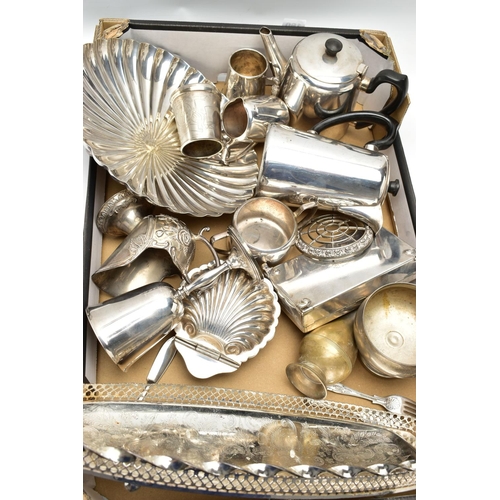 160 - AN ASSORTMENT OF SILVERPLATE WEAR, to include a Mappin and Webb sauce dish designed as a shell, reve... 