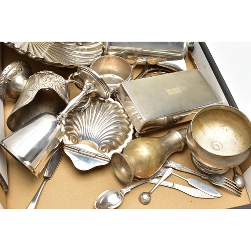 160 - AN ASSORTMENT OF SILVERPLATE WEAR, to include a Mappin and Webb sauce dish designed as a shell, reve... 