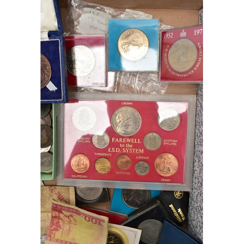 178 - A CARDBOARD TRAY CONTAINING MIXED COINS AND COMMEMORATIVES, to include 4x £5 and several £1 banknote... 