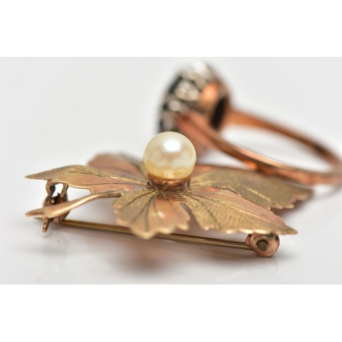 43 - A 9CT YELLOW GOLD SAPPHIRE AND DIAMOND CLUSTER RING AND A 9CT YELLOW GOLD CULTURED PEARL BROOCH, the... 