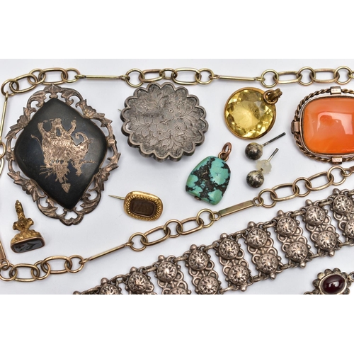 55 - AN ASSORTMENT OF WHITE AND YELLOW METAL JEWELLERY, to include a damascene brooch, stamped Siam sterl... 