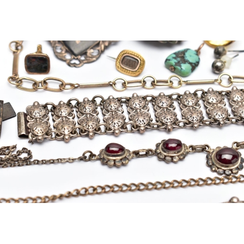 55 - AN ASSORTMENT OF WHITE AND YELLOW METAL JEWELLERY, to include a damascene brooch, stamped Siam sterl... 