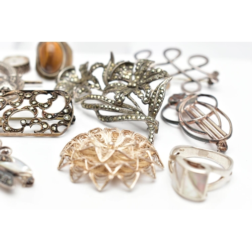 66 - A SELECTION OF SILVER AND WHITE METAL ITEMS, to include a silver 'Mizpah' brooch decorated with rose... 