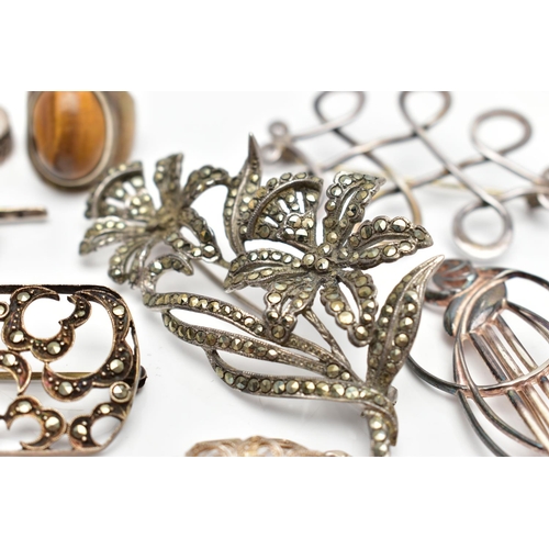 66 - A SELECTION OF SILVER AND WHITE METAL ITEMS, to include a silver 'Mizpah' brooch decorated with rose... 