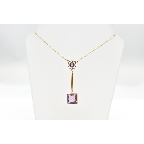 77 - A YELLOW METAL AMETHYST DROP PENDANT, WITH TRACE LINK CHAIN, the square cut amethyst collet set, to ... 