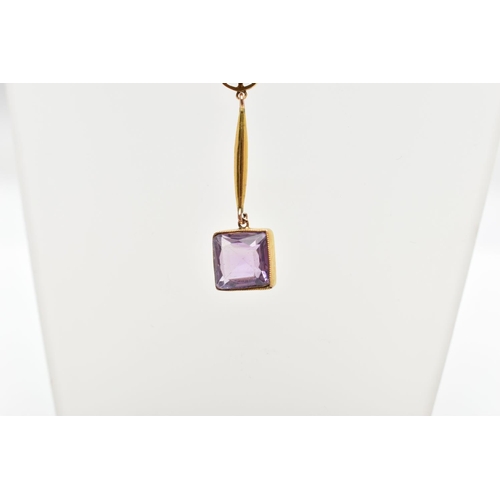 77 - A YELLOW METAL AMETHYST DROP PENDANT, WITH TRACE LINK CHAIN, the square cut amethyst collet set, to ... 