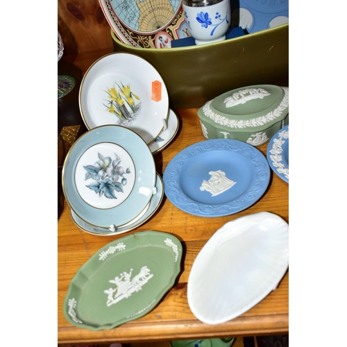 350 - A GROUP OF CERAMICS AND METALWARES, approximately forty pieces to include an Edwardian Royal Worcest... 