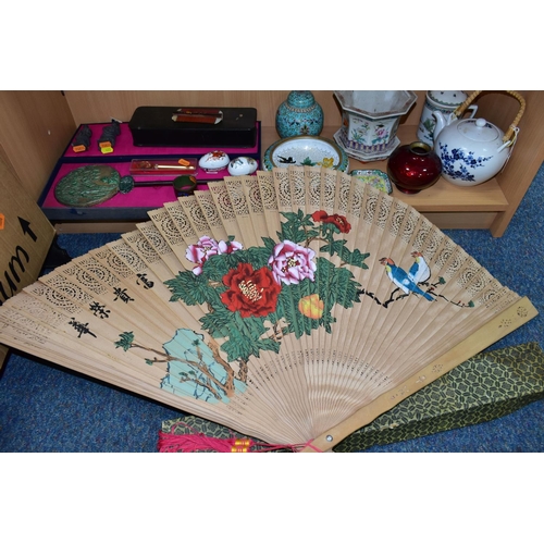 423 - A GROUP OF ORIENTAL ITEMS, to include a cased hand mirror with bamboo decoration, a large boxed fan ... 