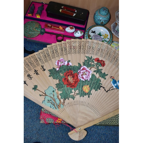 423 - A GROUP OF ORIENTAL ITEMS, to include a cased hand mirror with bamboo decoration, a large boxed fan ... 