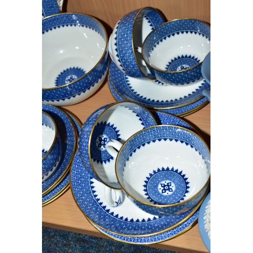 347 - A TWENTY SEVEN PIECE WEDGWOOD LYNN Y6801 PART TEA SET, comprising a square twin handled cake plate, ... 