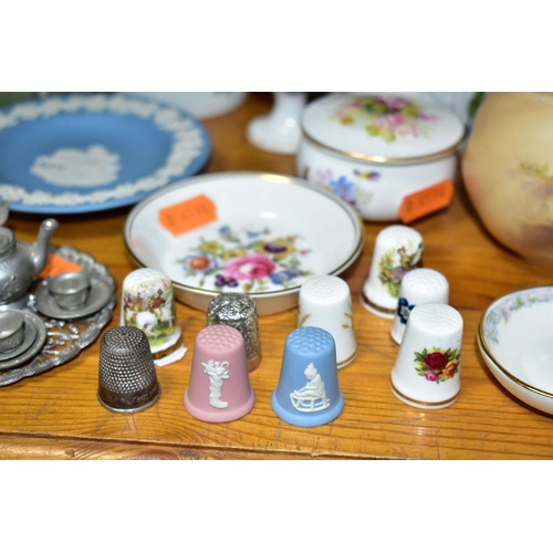 350 - A GROUP OF CERAMICS AND METALWARES, approximately forty pieces to include an Edwardian Royal Worcest... 