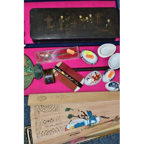 423 - A GROUP OF ORIENTAL ITEMS, to include a cased hand mirror with bamboo decoration, a large boxed fan ... 