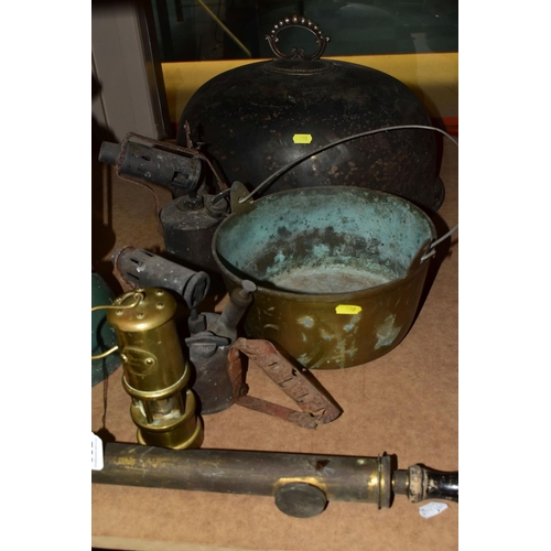 500 - A GROUP OF METALWARE comprising a small brass miner's lamp 'Hockley Lamp & Limelight Company', heigh... 