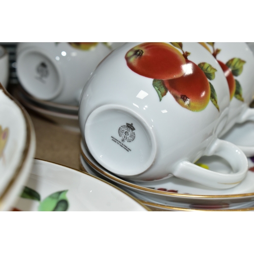 381 - A QUANTITY OF ROYAL WORCESTER EVESHAM AND EVESHAM VALE PATTERN DINNER WARES, comprising a boxed cake... 