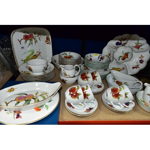 381 - A QUANTITY OF ROYAL WORCESTER EVESHAM AND EVESHAM VALE PATTERN DINNER WARES, comprising a boxed cake... 