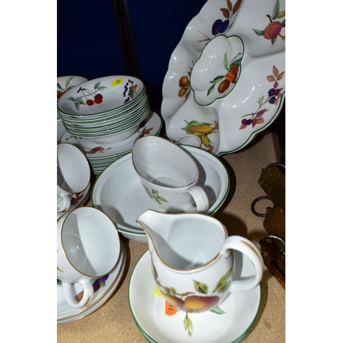 381 - A QUANTITY OF ROYAL WORCESTER EVESHAM AND EVESHAM VALE PATTERN DINNER WARES, comprising a boxed cake... 