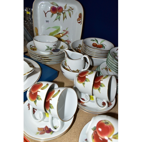 381 - A QUANTITY OF ROYAL WORCESTER EVESHAM AND EVESHAM VALE PATTERN DINNER WARES, comprising a boxed cake... 