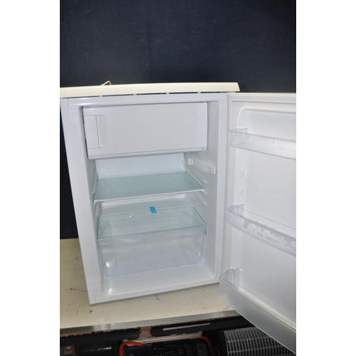 1060 - A ZANUSSI ZRG148OOWV UNDERCOUNTER FRIDGE measuring width 60cm x depth 64cm x height 86cm (PAT pass a... 