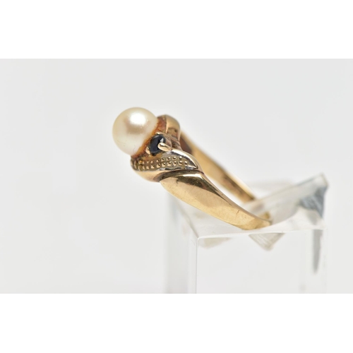 17 - A 9CT GOLD CULTURED PEARL AND SAPPHIRE RING, centring on a single cultured cream pearl with a pink h... 