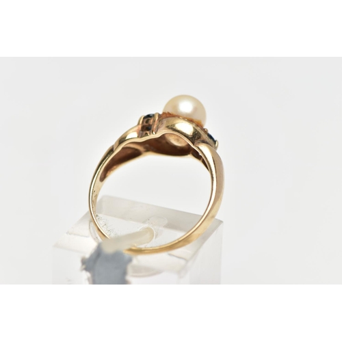 17 - A 9CT GOLD CULTURED PEARL AND SAPPHIRE RING, centring on a single cultured cream pearl with a pink h... 