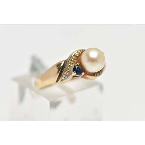 17 - A 9CT GOLD CULTURED PEARL AND SAPPHIRE RING, centring on a single cultured cream pearl with a pink h... 