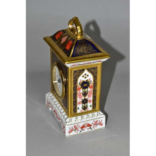 334 - A ROYAL CROWN DERBY OLD IMARI 1128 SOLID GOLD BAND MANTEL CLOCK, with quartz movement, having red pr... 