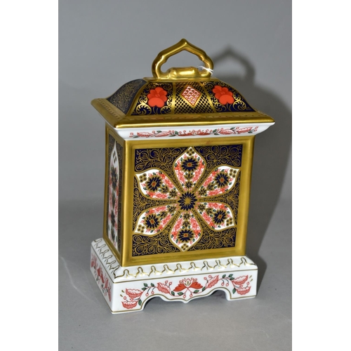 334 - A ROYAL CROWN DERBY OLD IMARI 1128 SOLID GOLD BAND MANTEL CLOCK, with quartz movement, having red pr... 