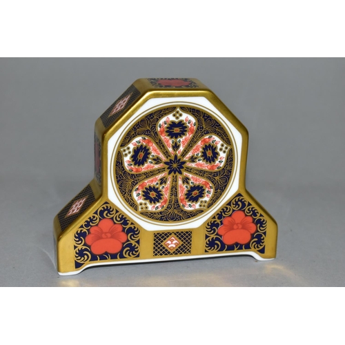 349 - A ROYAL CROWN DERBY OLD IMARI 1128 SOLID GOLD DESK CLOCK, the quartz movement contained in an octago... 