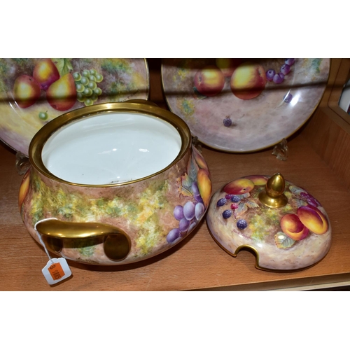 366 - FOUR PIECES OF HAND-PAINTED CHINA BY FORMER ROYAL WORCESTER PAINTER DAVID SCYNER AND FRANK HIGGINS, ... 